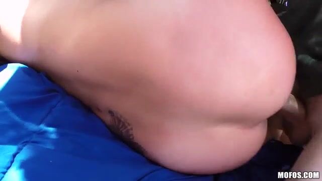 Важный шериф трахает незнакомку в просторном фургоне