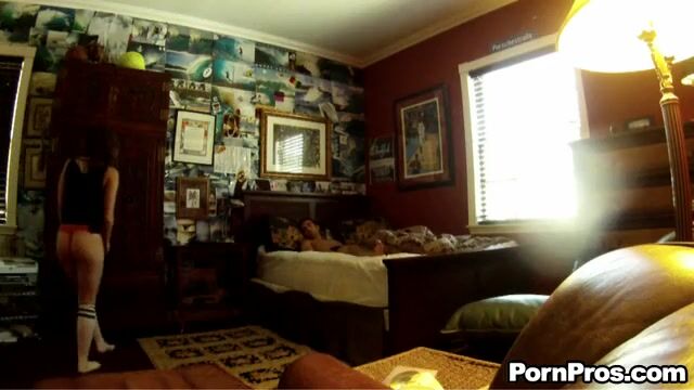 Грубо поимел подругу в бикини на кровати перед камерой