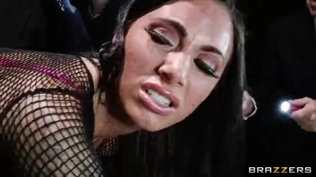 Мужик имеет проститутку в попку перед зрителями