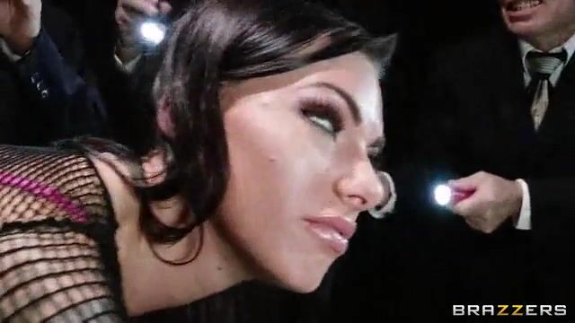 Мужик имеет проститутку в попку перед зрителями