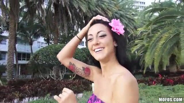 Модница в бикини удовлетворяет наглого пикапера