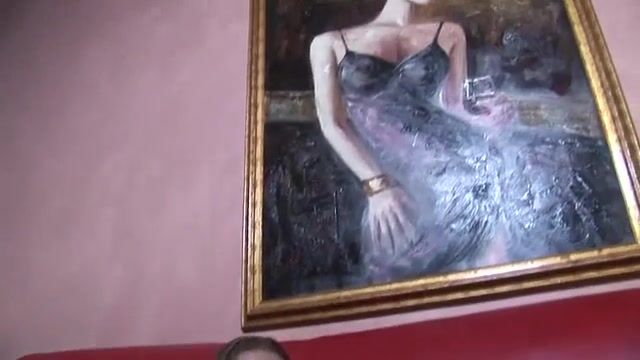 Худышка с небольшими титями подрочила клитор и наклонилась перед дружком