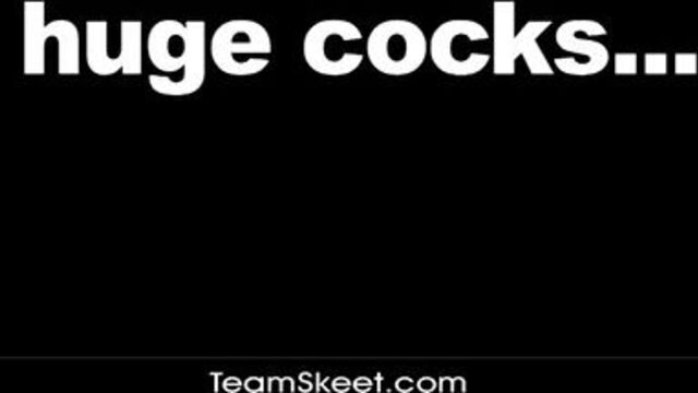 Молоденькая красотка с натуральными титьками жадно сосет хуек