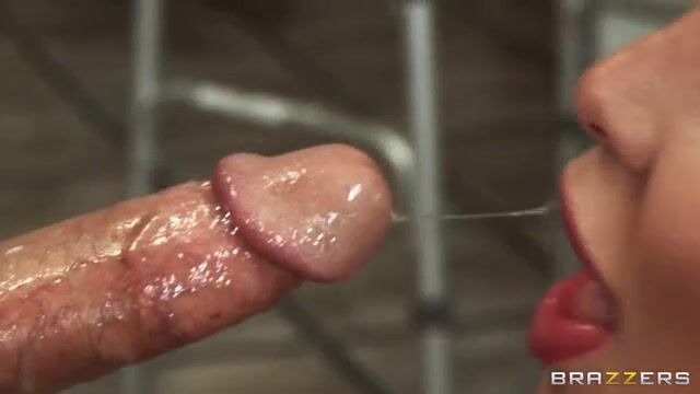 Медсестра с пышным бюстом делает минет в больнице