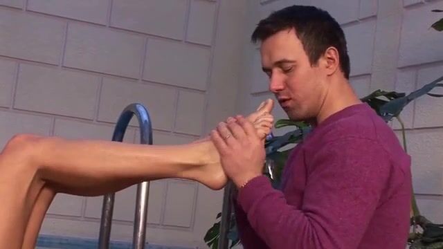 Тощая сеструха дрочит брату ступнями и предлагает вставить