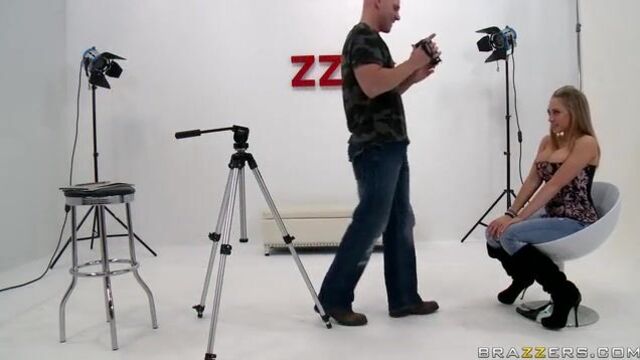 Оператор дал в рот великолепной модели с большими сиськами