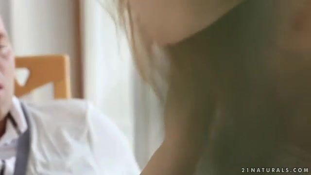 Подружка из колледжа оседлала твердый пенис влажной писькой