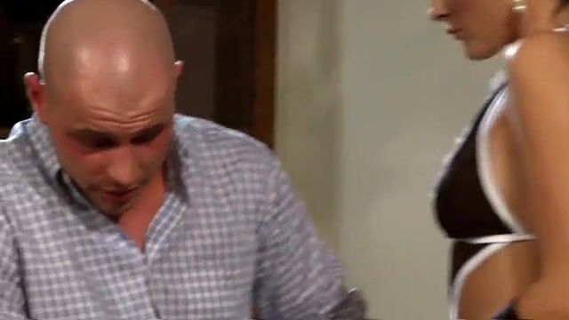 Служанка в чулках ублажает лысого босса за премиальные