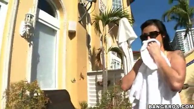 Голенькая дочурка стоит на коленях и балует отца минетом