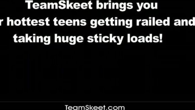 Поставил студентку на четвереньки и засадил в сырую писю