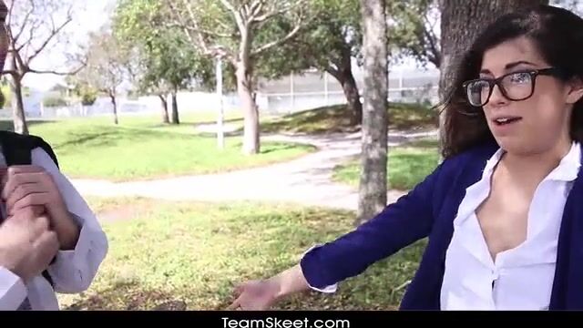 Поставил студентку на четвереньки и засадил в сырую писю