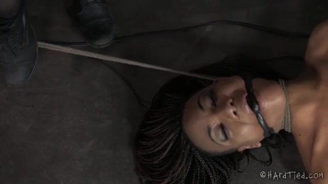 Властная дама щупает соблазнительную телку и дрочит игрушкой