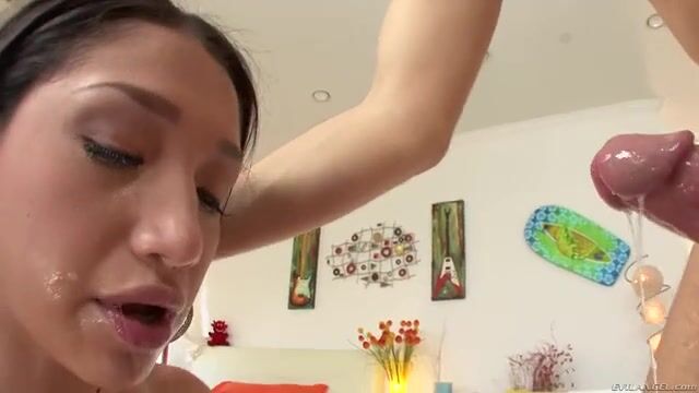 Знойная телочка в чулочках с жадностью сосет крупный пенис