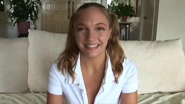 Грязная молодуха умело делает горловой минет и пускает слюни