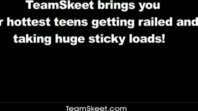 Телочка с тату на ягодице сексуально прыгает на пенисе