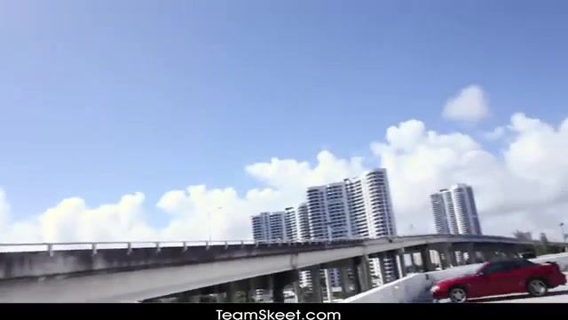 Телочка с тату на ягодице сексуально прыгает на пенисе