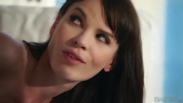 Привлекательная мамочка классно стоит раком перед любовником