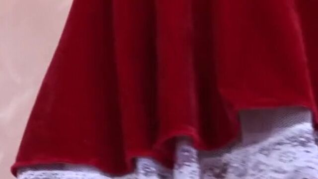 Снегурочка с колпаком на голове уселась писькой на упругий хуй