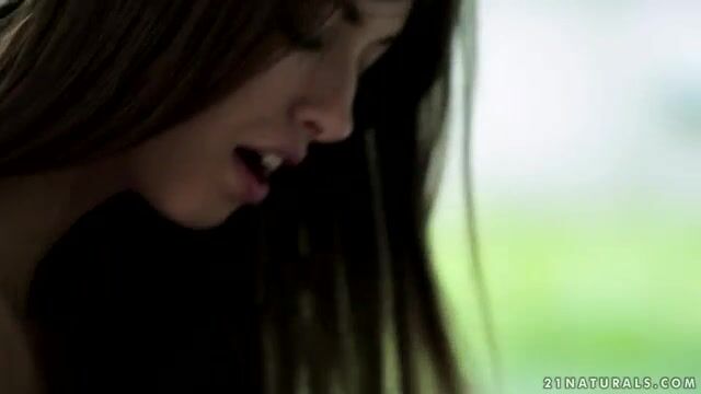 Черноволосая телочка садится мокрой киской на пенис и теребит клитор