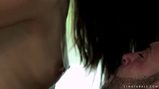 Черноволосая телочка садится мокрой киской на пенис и теребит клитор