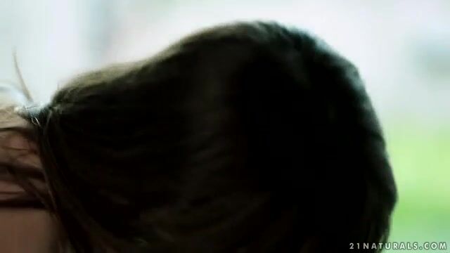 Черноволосая телочка садится мокрой киской на пенис и теребит клитор