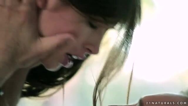 Черноволосая телочка садится мокрой киской на пенис и теребит клитор