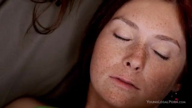 Ощупала близкую подругу и ввела пальчики в пизду