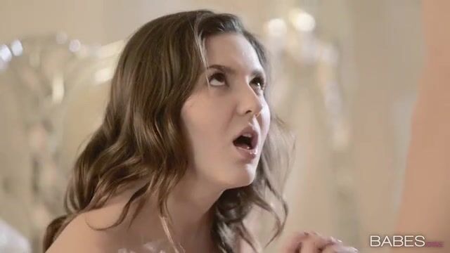 Привлекательная студентка обожает куни и традиционный секс