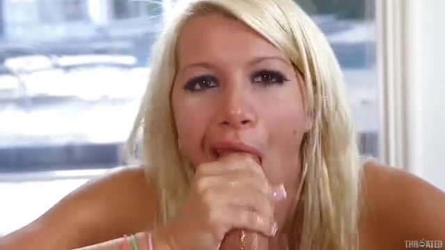 Загорелая блондинка активно сосет хуй и пускает слюни