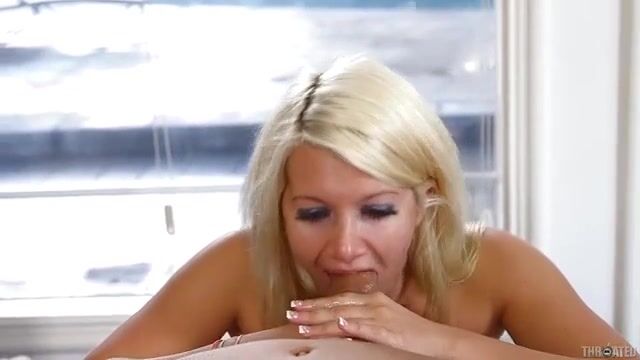 Загорелая блондинка активно сосет хуй и пускает слюни