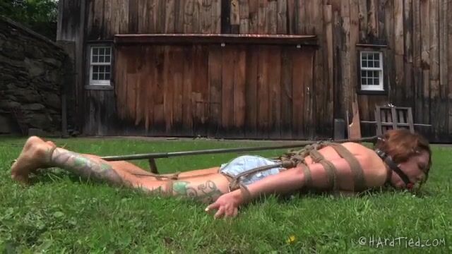 Татуированная пленница в эротичных шортах сексуально унижена господином