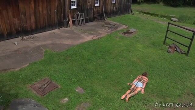 Татуированная пленница в эротичных шортах сексуально унижена господином