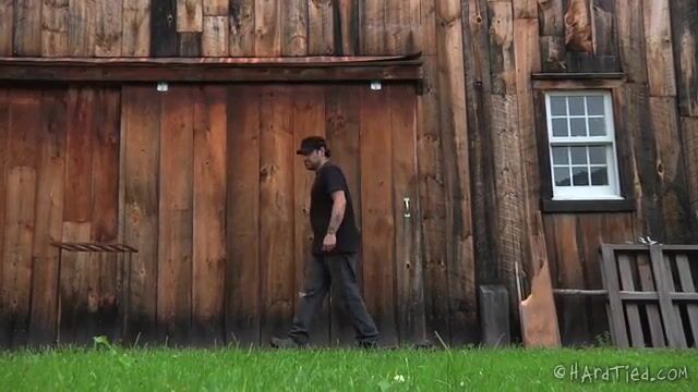 Татуированная пленница в эротичных шортах сексуально унижена господином