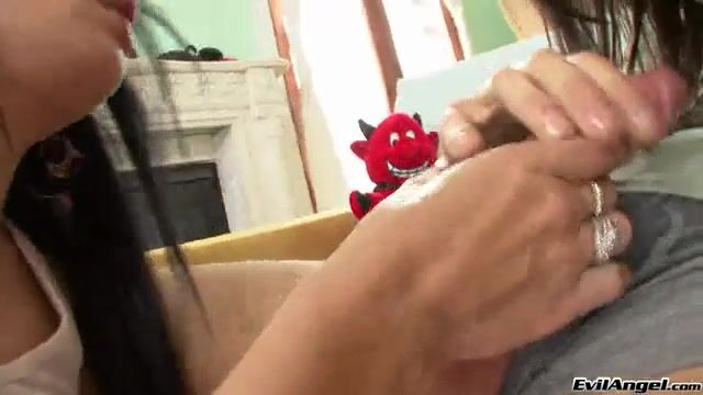 Романтичные студентки сосут хуек с особой нежностью