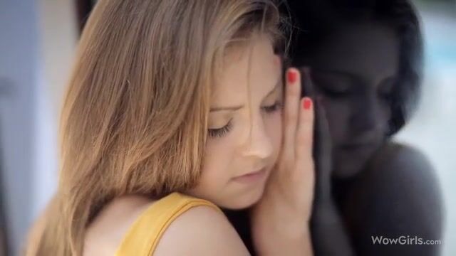 Романтичная лесби облизывает партнерше попку и киску во дворе