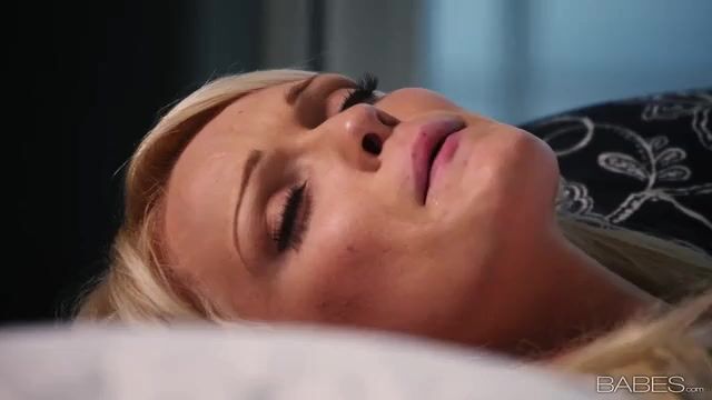 Влюбленные чувственно трахаются и страстно целуются