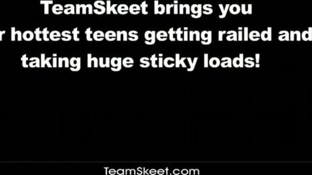 Модная негритянка классно прогнулась перед белым ебарем