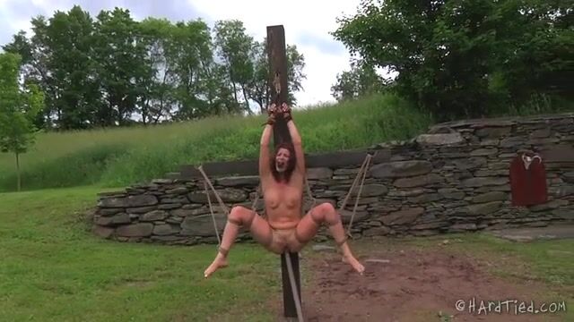Связал обнаженную пленницу во дворе и насадил на кол
