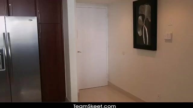 Отшлепал сестру по жопе и нежно засадил в письку