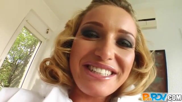 Прыткая барышня дает трахаться в попку и просит дрочить письку пальцами