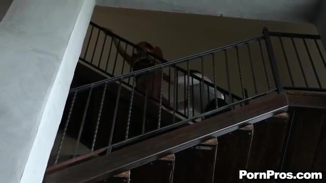 Массажист ощупывает голую клиентку и ебет на столе