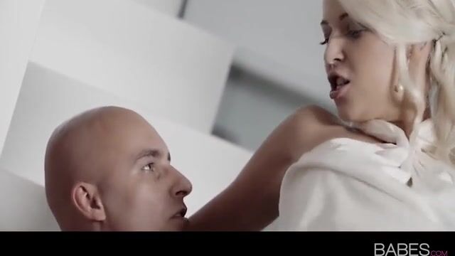 Лысый отец удовлетворяет худую дочку твердым членом