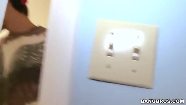 Мамаша с широкой попкой удовлетворила сына киской