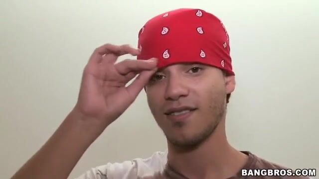 Мамаша с широкой попкой удовлетворила сына киской