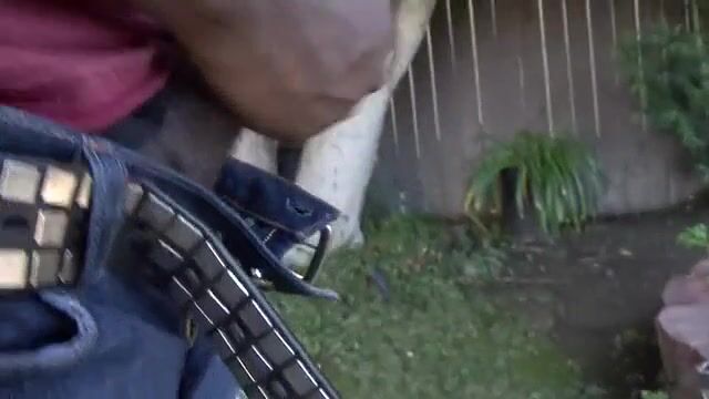 Крупный черный пенис стремительно входит в неразработанную белую попку