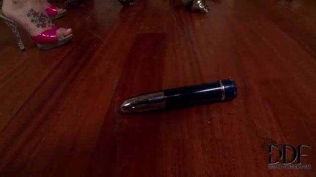 Красивая госпожа ставит служанку раком и дрочит очко игрушкой