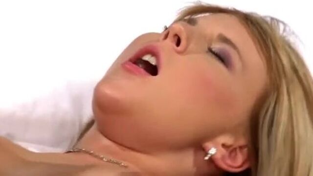 Соблазнительная дочка удовлетворяет отца пока мать на работе