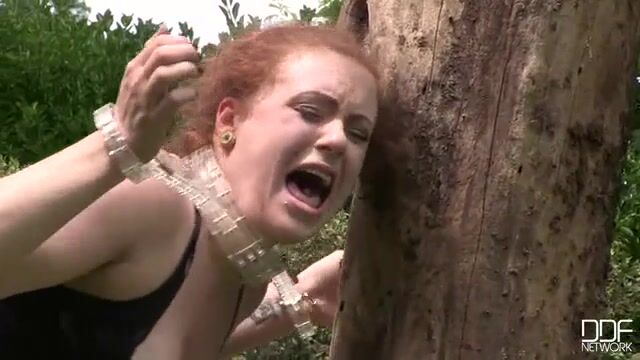 Рыжая толстуха вынуждена удовлетворять хозяина на газоне