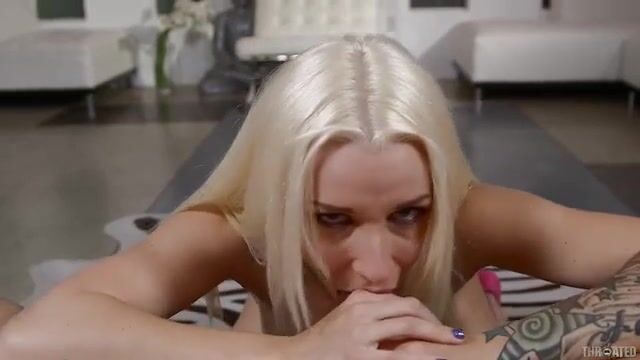 Подрочила другу крупный пенис и взяла залупу в рот