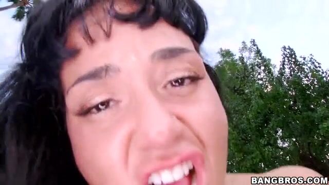 Латинка промокла и дала черному соседу во дворе